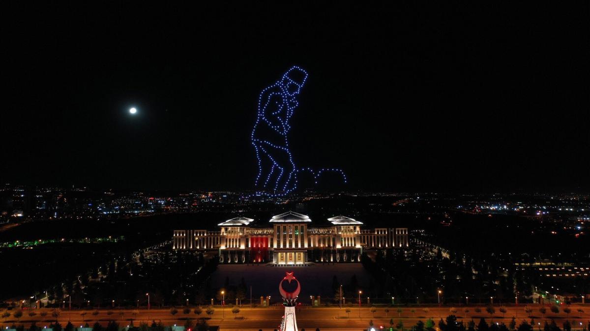 Beştepe'de 300 drone ile ışık gösterisi yapıldı