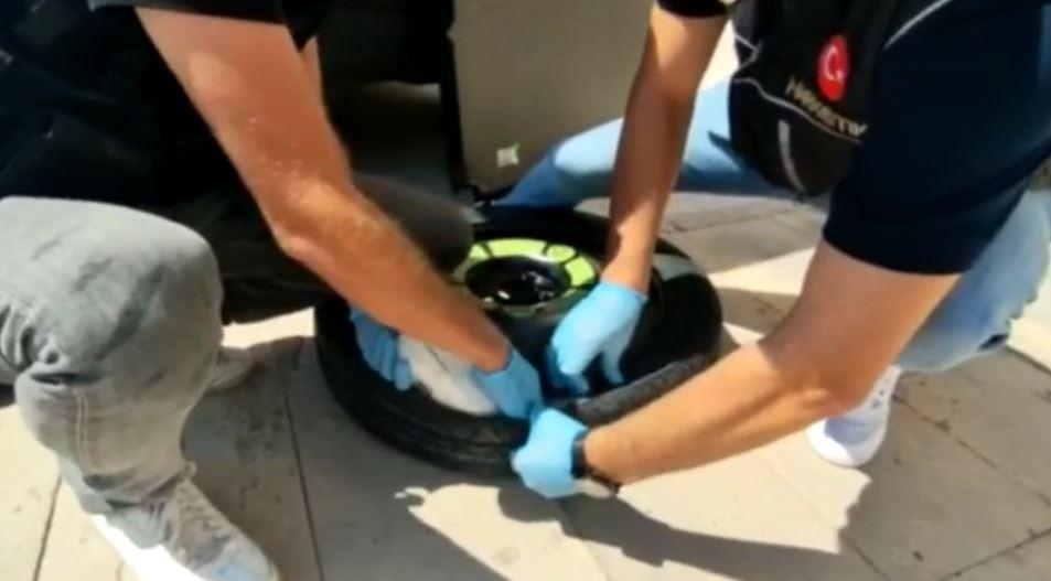 Erzurum'dan Antalya'ya giden uyuşturucuyu narkotik köpeği buldu