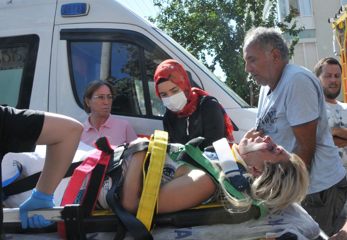 Antalya'da otomobilde sıkışan kadını çekebilmek için birbirleriyle yarıştılar