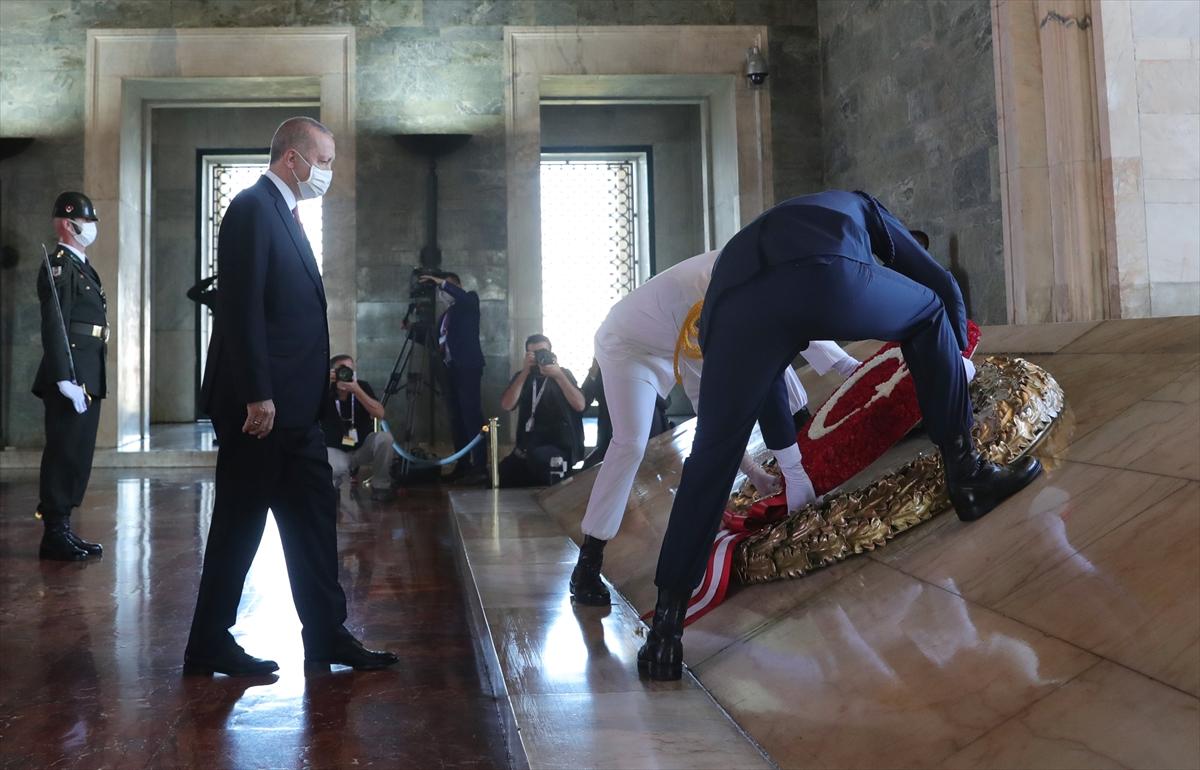 Cumhurbaşkanı Recep Tayyip Erdoğan Anıtkabir'de