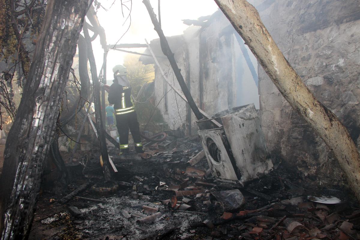 Muğlalı çiftçinin evi ile birlikte 40 bin lirası da yandı