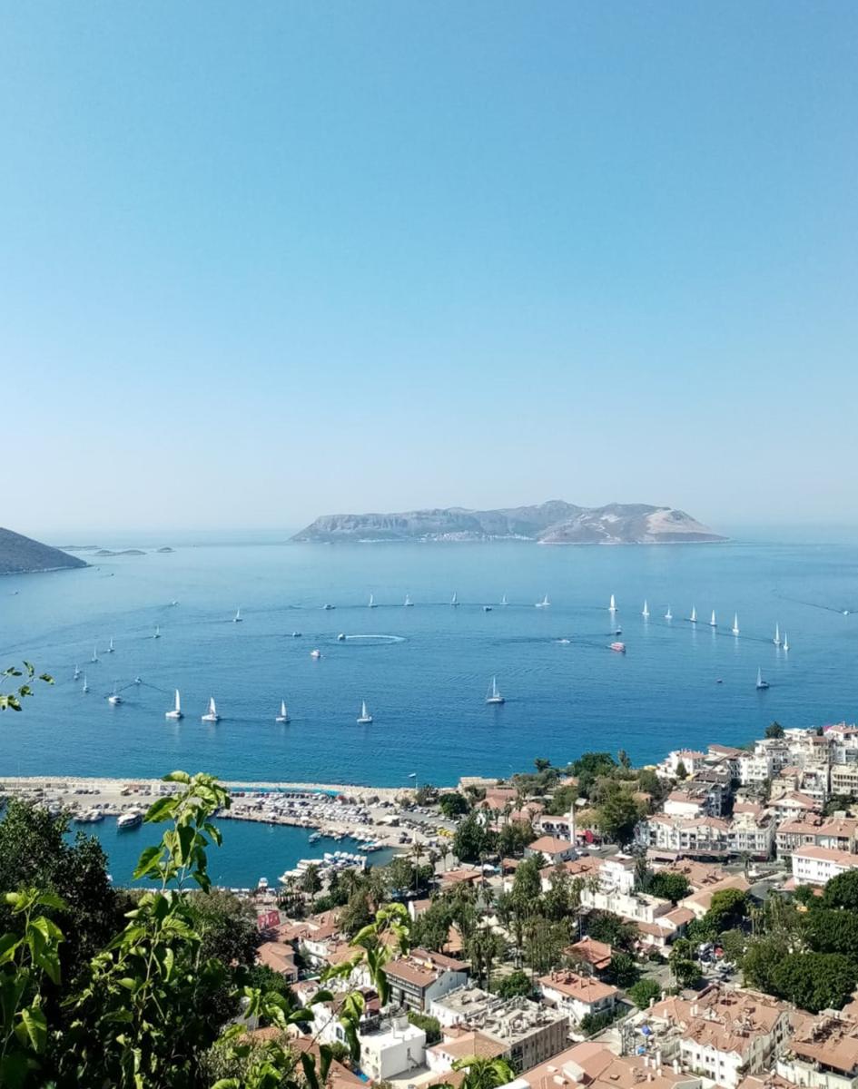 Meis Adası karşısında, teknelerle 30 Ağustos kutlaması