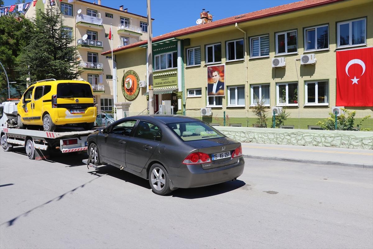 Burdur'da otomobil ile taksi çarpıştı: 8 yaralı