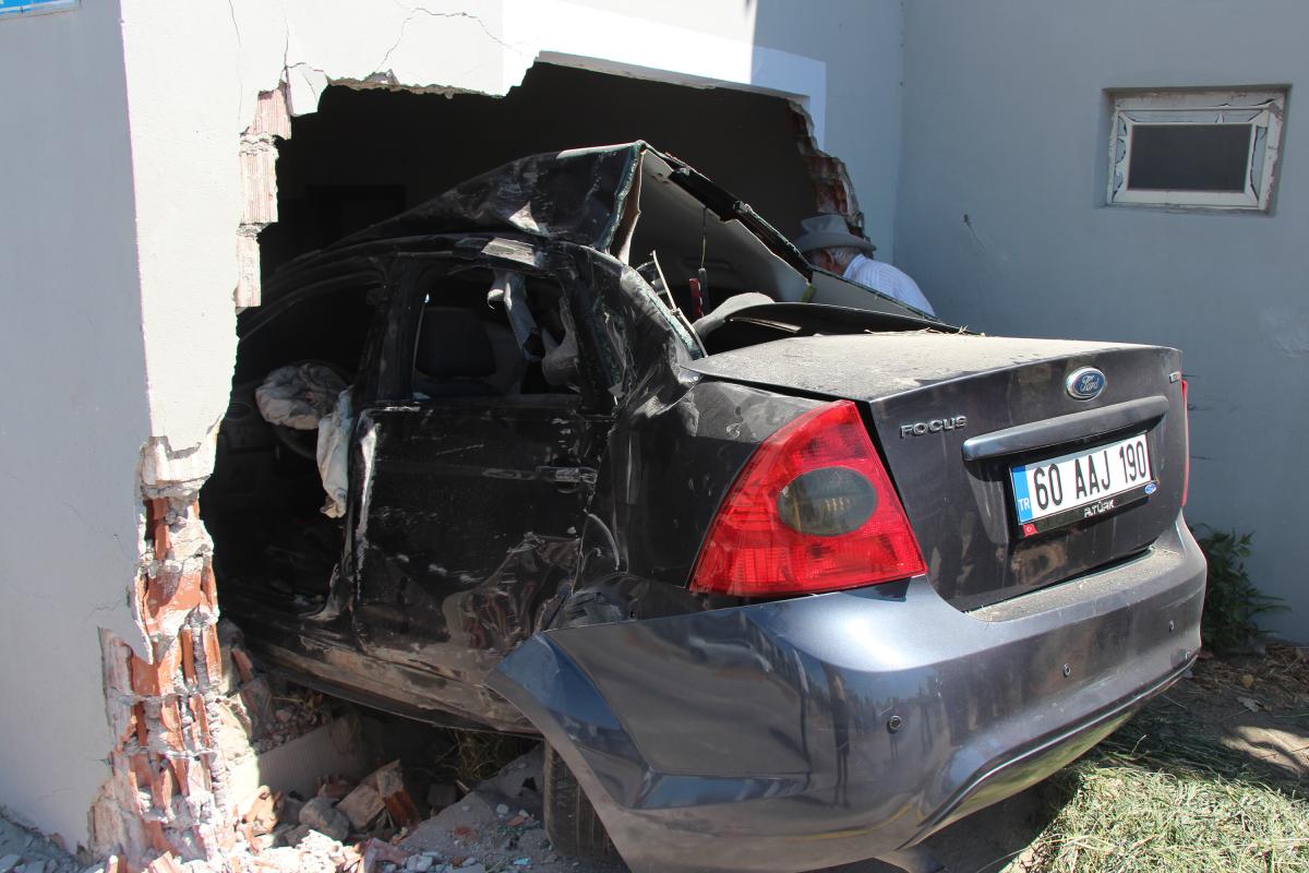 Tokat’ta otomobil yatak odasına girdi: 2 yaralı