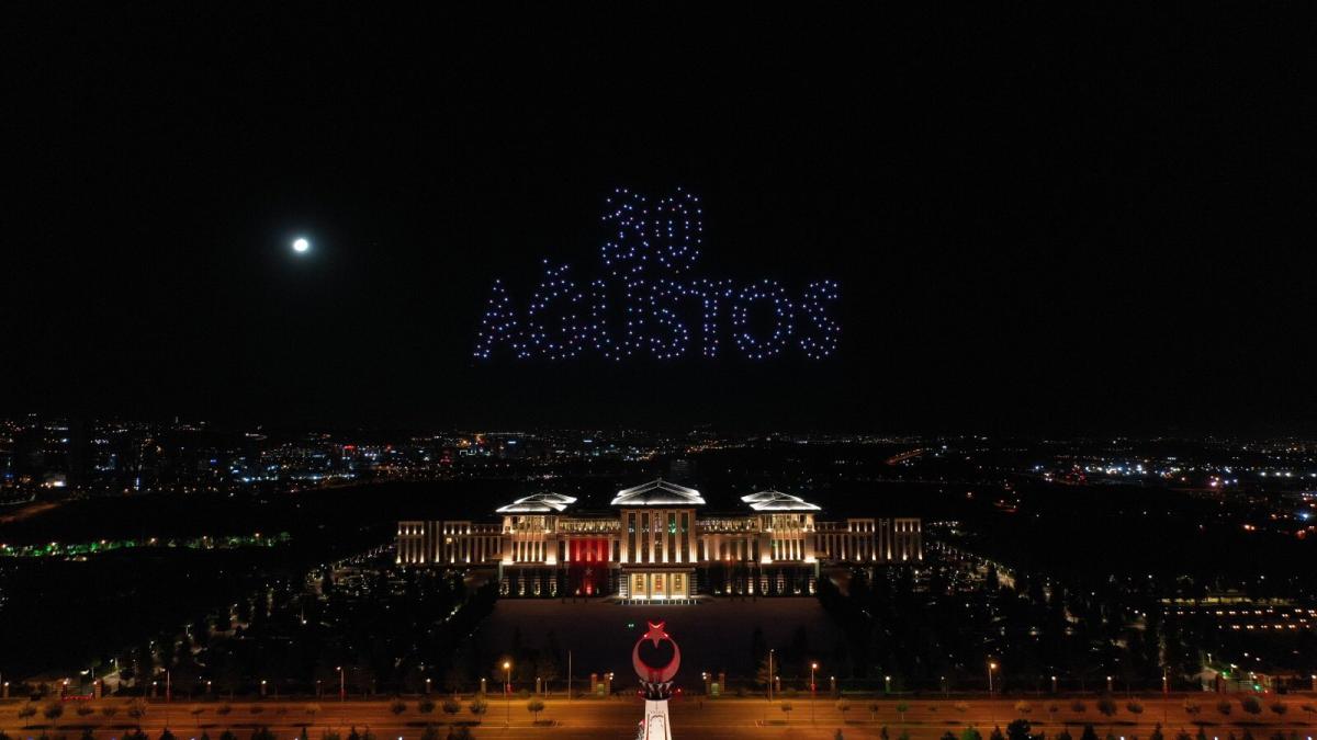 Beştepe'de 300 drone ile ışık gösterisi yapıldı