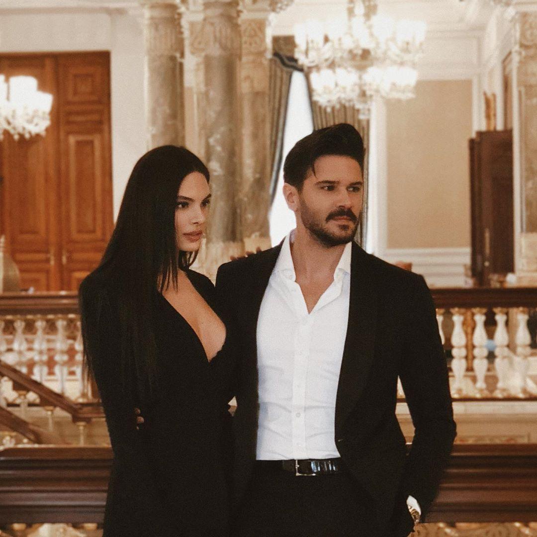 Almeda Abazi dekoltesini sansürledi