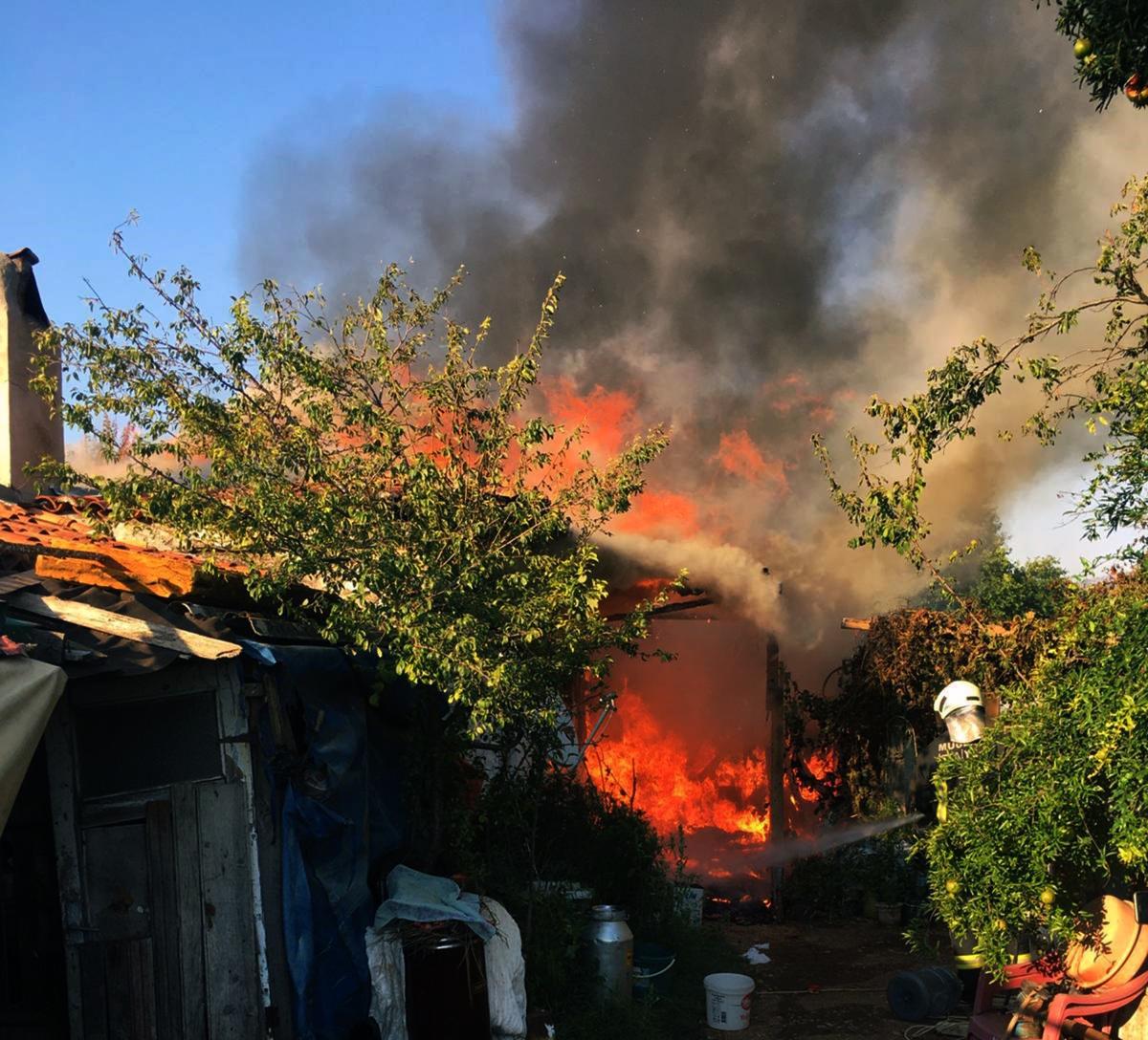 Muğlalı çiftçinin evi ile birlikte 40 bin lirası da yandı