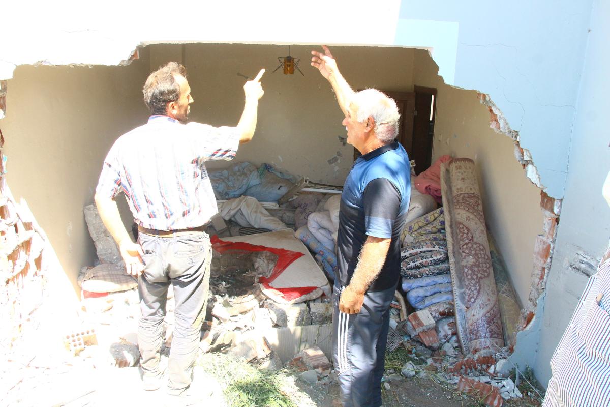 Tokat’ta otomobil yatak odasına girdi: 2 yaralı