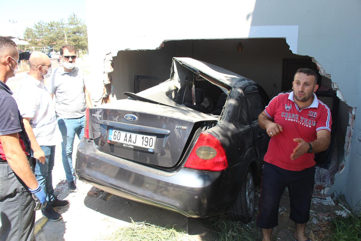 Tokat’ta otomobil yatak odasına girdi: 2 yaralı