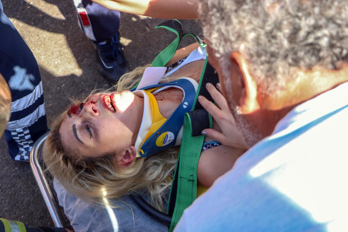 Antalya'da otomobilde sıkışan kadını çekebilmek için birbirleriyle yarıştılar