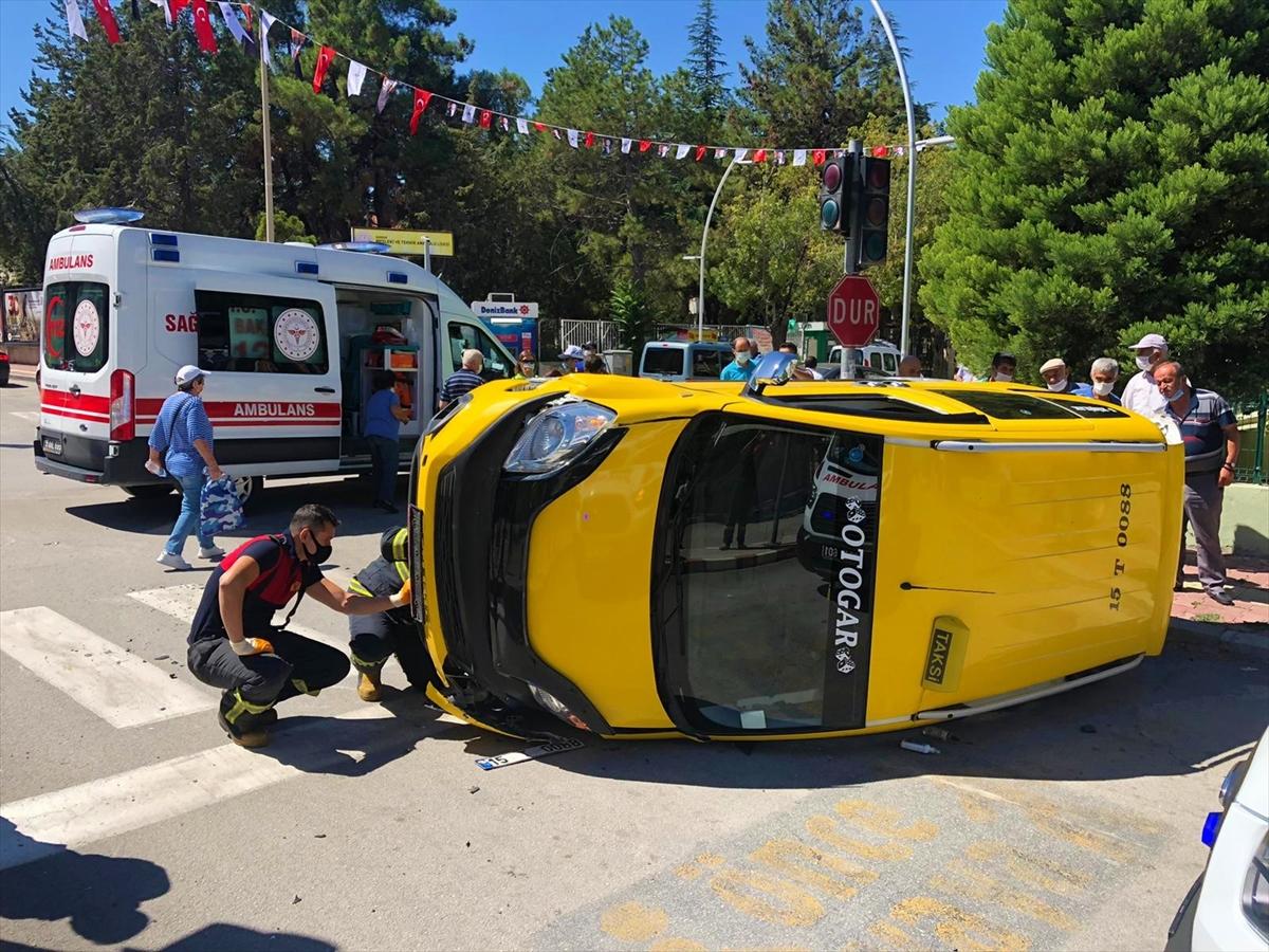 Burdur'da otomobil ile taksi çarpıştı: 8 yaralı