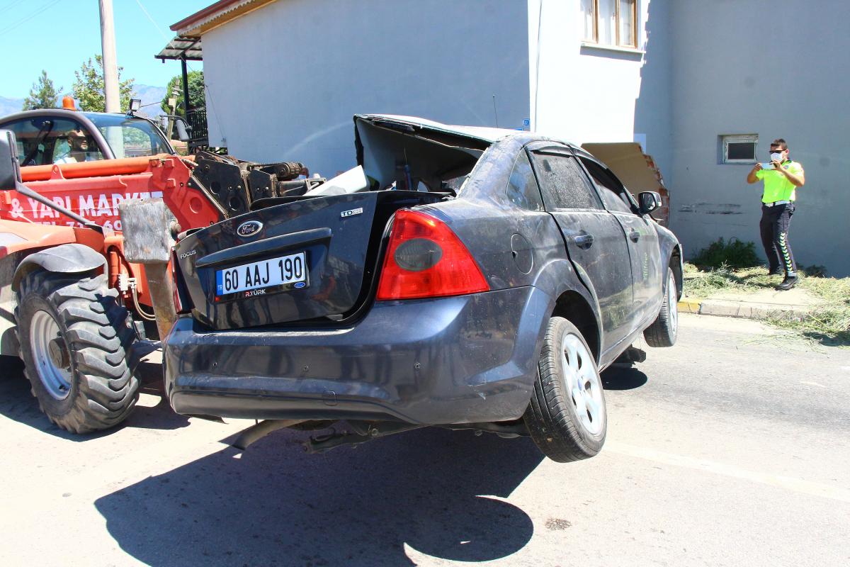 Tokat’ta otomobil yatak odasına girdi: 2 yaralı