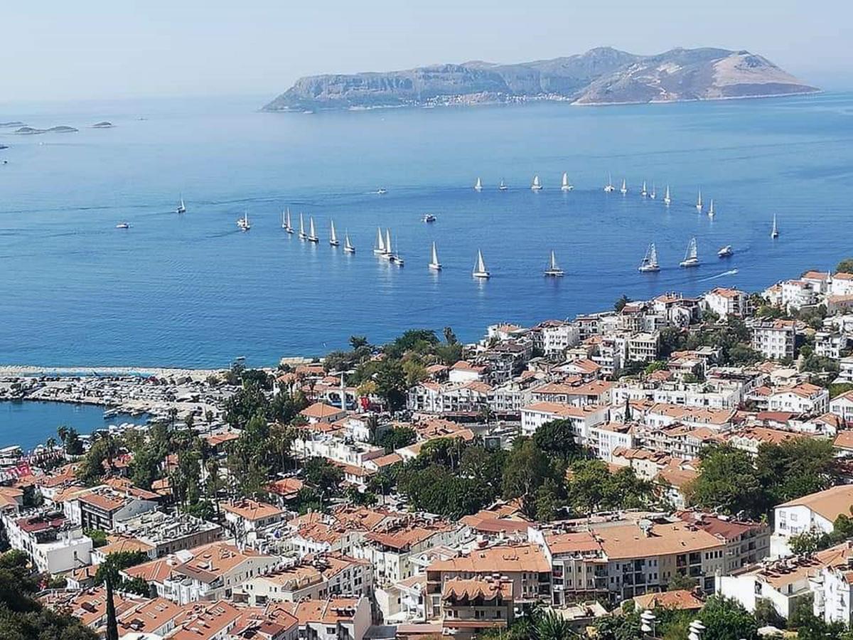 Meis Adası karşısında, teknelerle 30 Ağustos kutlaması