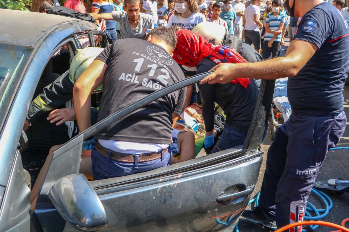 Antalya'da otomobilde sıkışan kadını çekebilmek için birbirleriyle yarıştılar