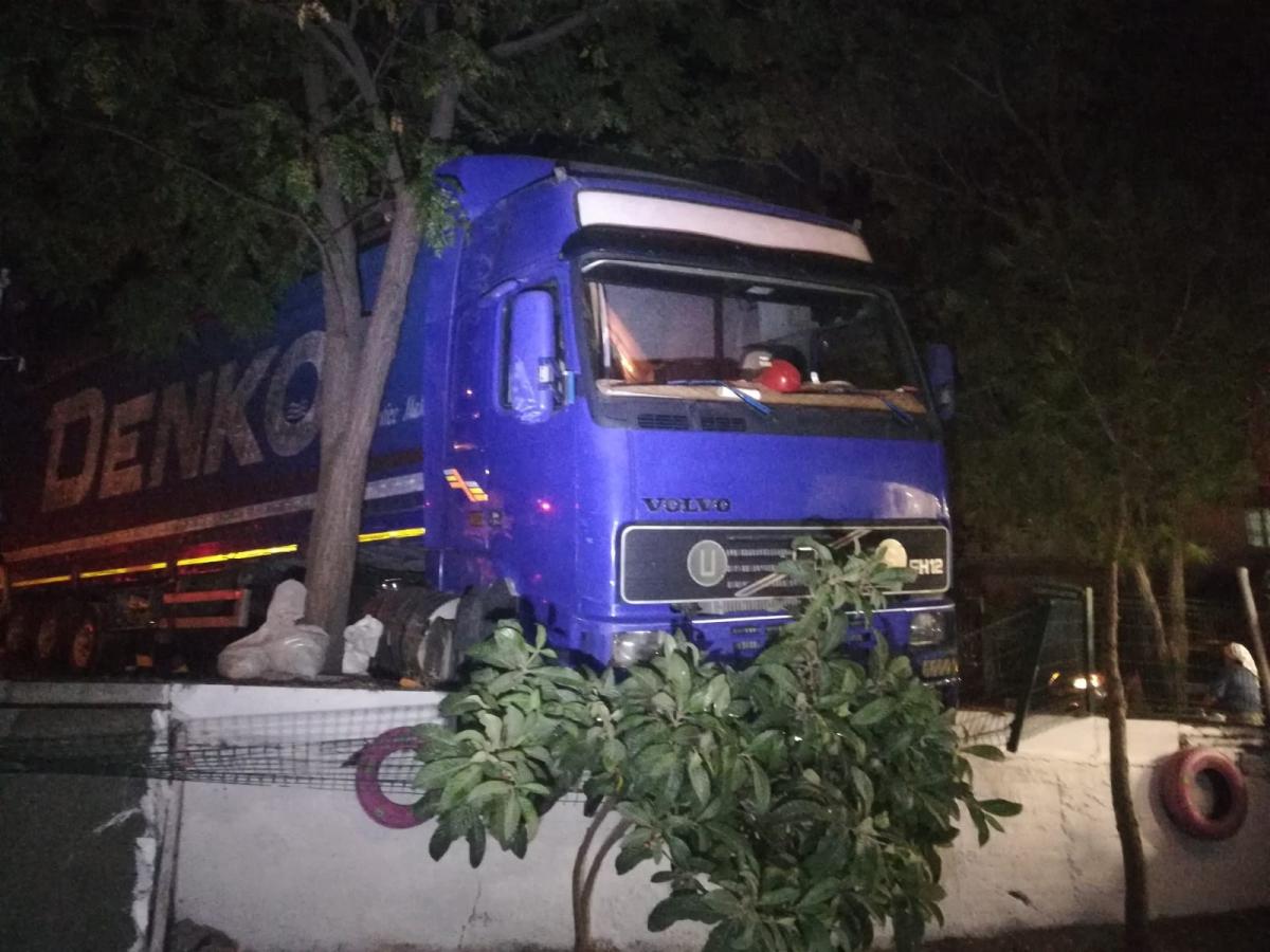 İzmir'de freni tutmayan tır, araçlara çarpıp bina bahçesine girdi