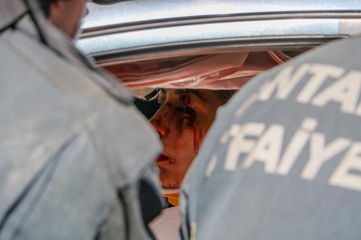 Antalya'da otomobilde sıkışan kadını çekebilmek için birbirleriyle yarıştılar