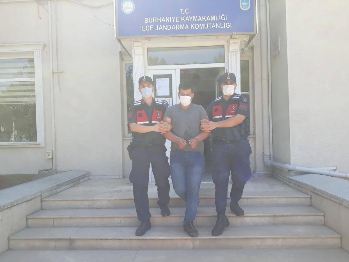 Balıkesir’de eşine laf attığını öne sürdüğü 16 yaşındaki genci öldürdü