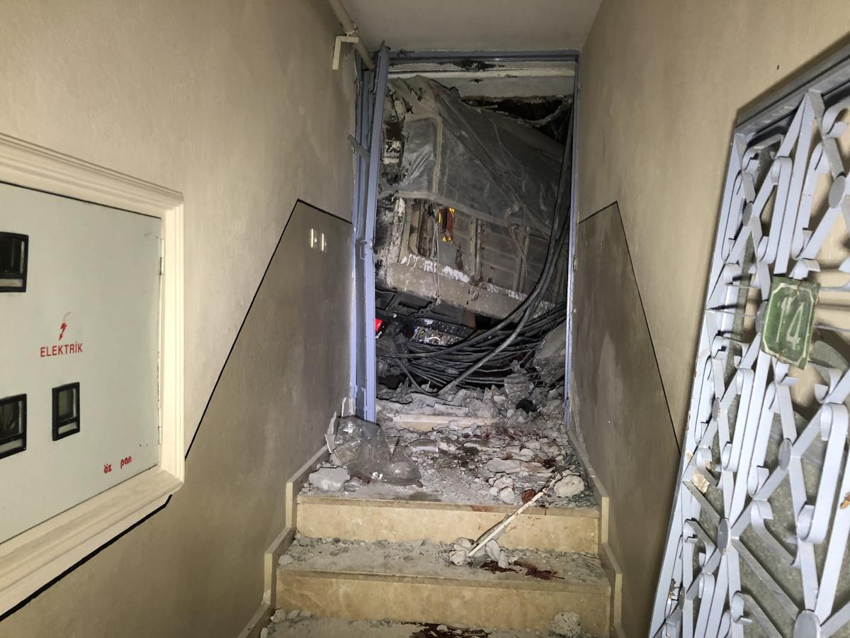 Bursa'da genç kız, kamyonet ile bina arasında sıkışarak can verdi