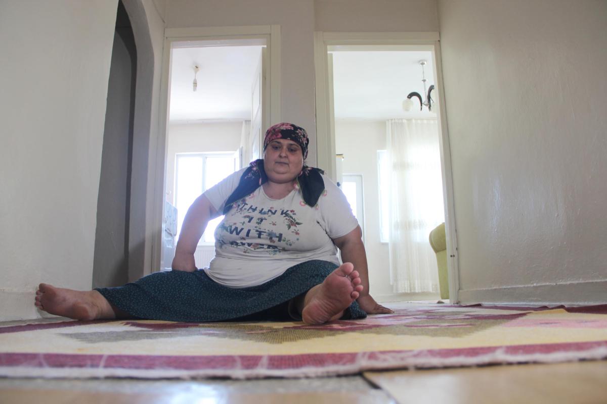 Diyarbakır’da kiloları nedeniyle evden çıkamayan kadın yardım istiyor