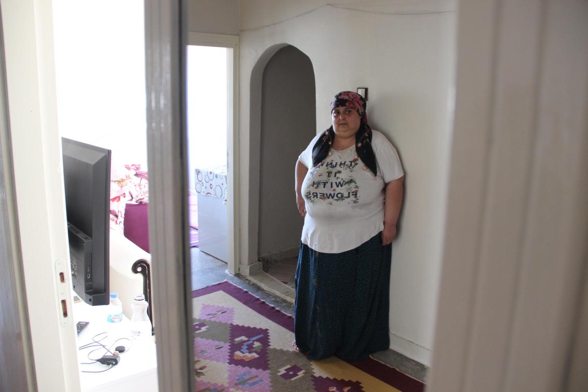 Diyarbakır’da kiloları nedeniyle evden çıkamayan kadın yardım istiyor