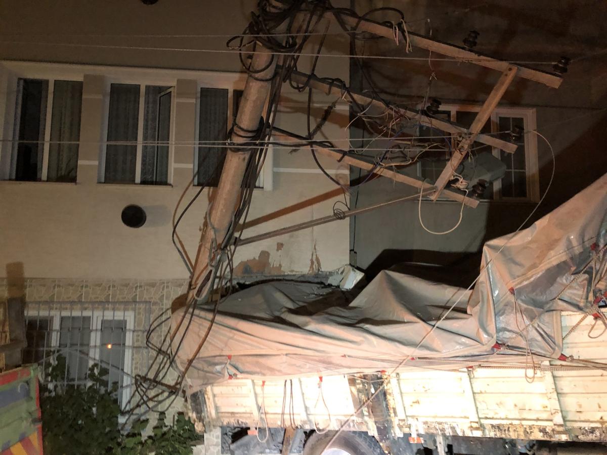 Bursa'da genç kız, kamyonet ile bina arasında sıkışarak can verdi