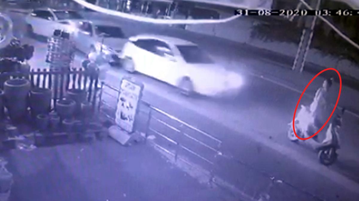 Antalya'da, Ukraynalı kadının motosikletten savrulduğu kaza