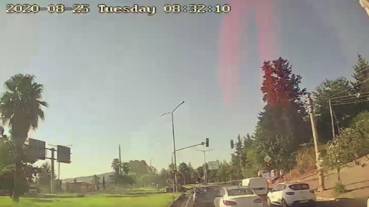 Antalya'da halk otobüsünün araçların arasına daldığı anlar