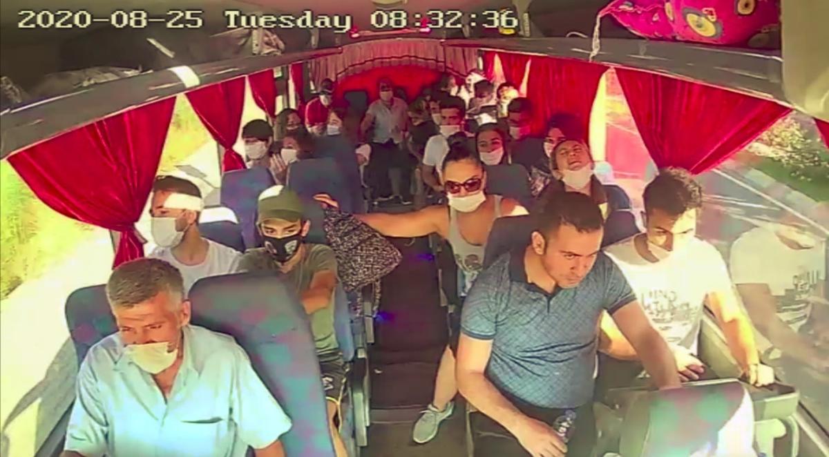 Antalya'da halk otobüsünün araçların arasına daldığı anlar