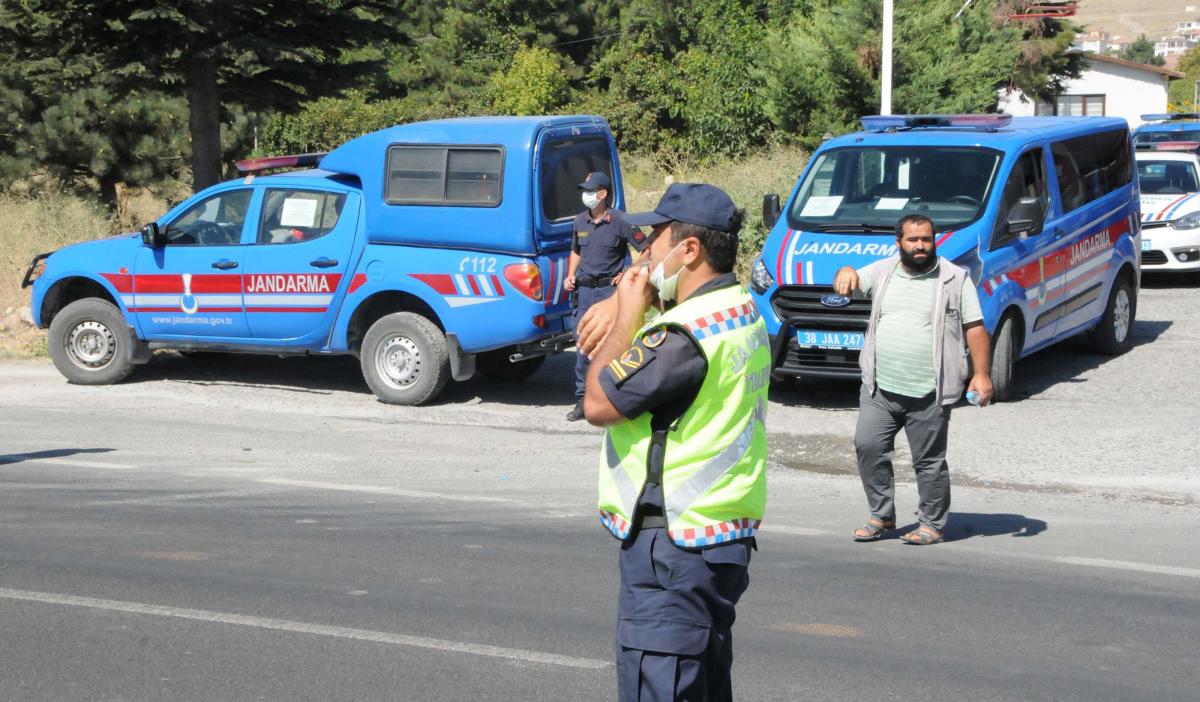 Kayseri'de eşek üzerinde raylardan geçen 2 arkadaşa tren çarptı, biri öldü