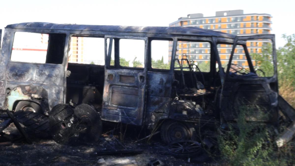 Silivri'de park halindeki minibüs yandı