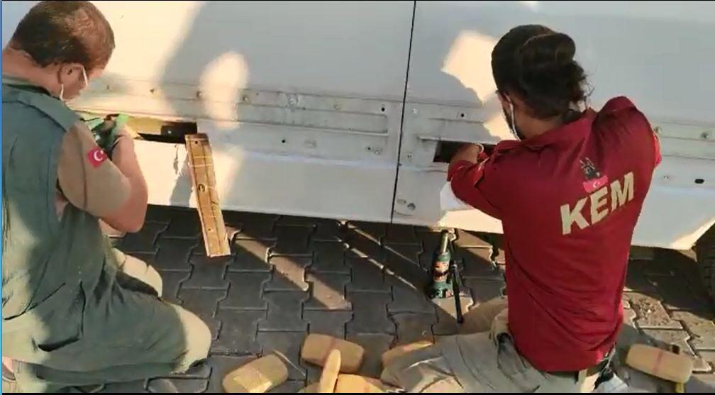Van'da bir aracın marşpiyel boşluklarına gizlenen 45 kilo bulundu