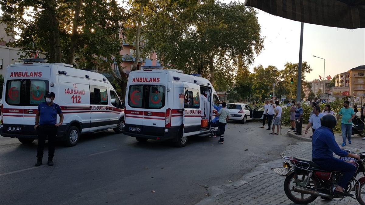 İzmir'de bir sürücü seyir halindeyken üstüne ağaç devrildi