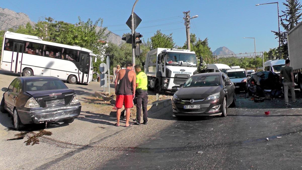 Antalya'da halk otobüsünün araçların arasına daldığı anlar
