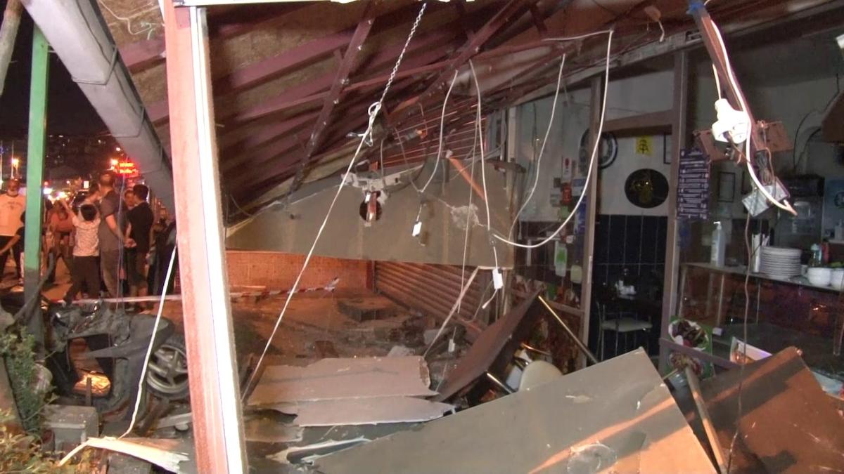 Ataşehir'de bir otomobil restorana daldı