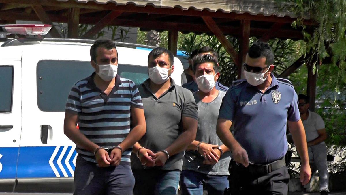 Antalya'da halk otobüsünün araçların arasına daldığı anlar