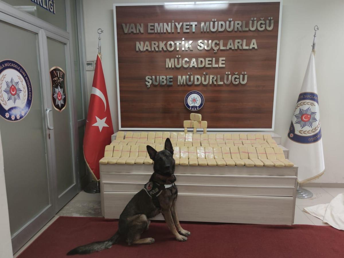 Van'da bir aracın marşpiyel boşluklarına gizlenen 45 kilo bulundu