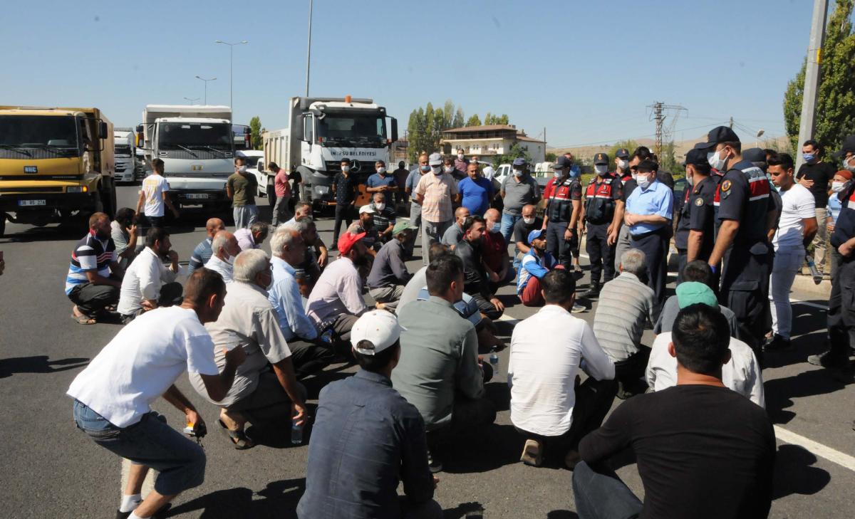 Kayseri'de eşek üzerinde raylardan geçen 2 arkadaşa tren çarptı, biri öldü