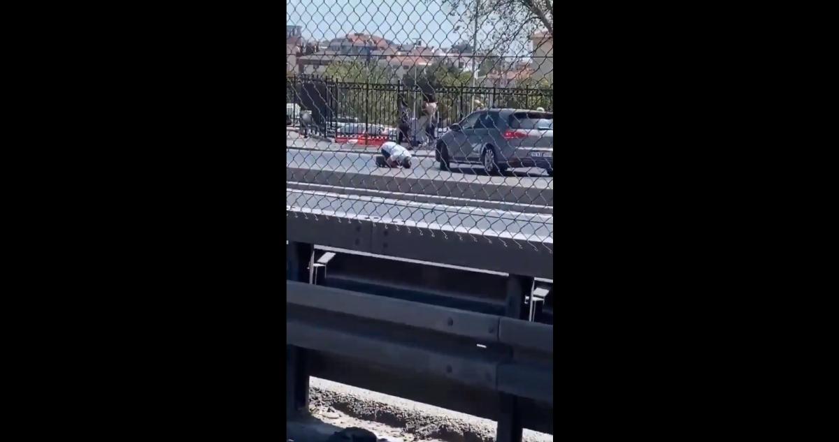 Bahçelievler'de bir kişi yolun ortasında namaz kıldı