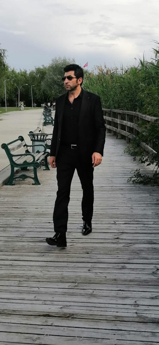 Hakkarili Mesut Yılmaz, Kenan İmirzalıoğlu’na benzerliğiyle dikkat çekiyor