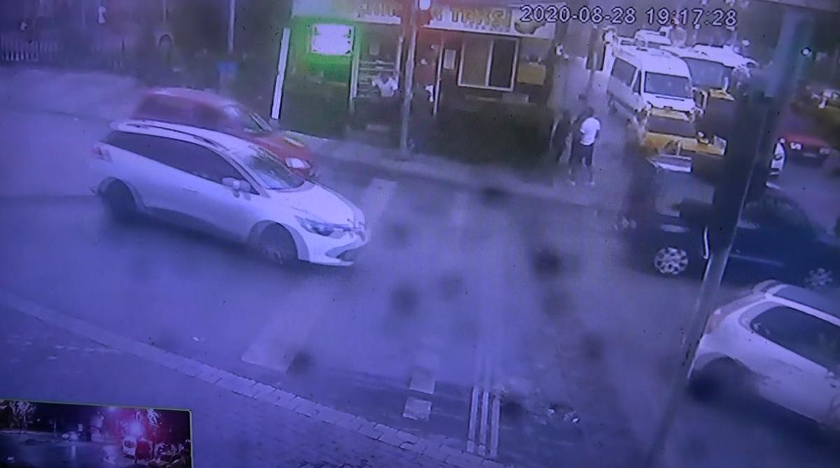 Sultangazi'de kaldırımda yürüyen genç kızlara taciz