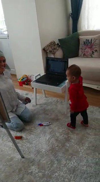 Öğrencilere ders anlatırken çocuğuyla da ilgilenen öğretmen