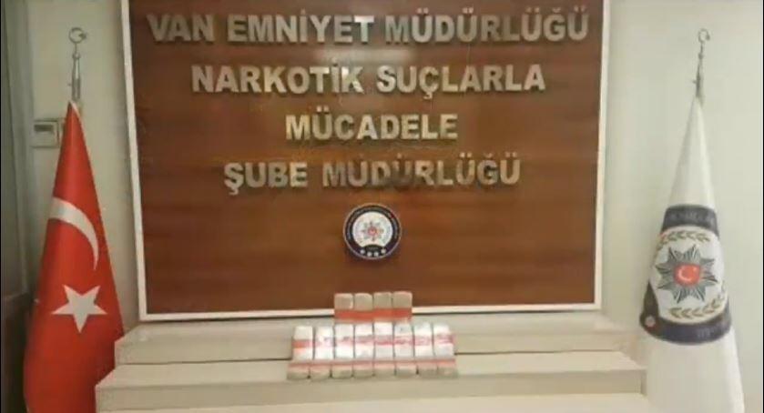 Van'da aracın tavan döşemesine zulalanan eroin Bozo’ya takıldı
