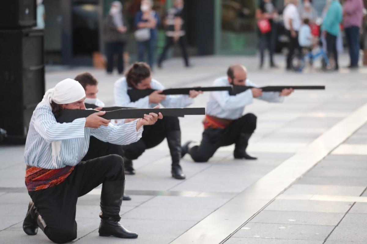 Yaralı rolündeki tiyatrocuya sokak köpeğinden sevgi gösterisi
