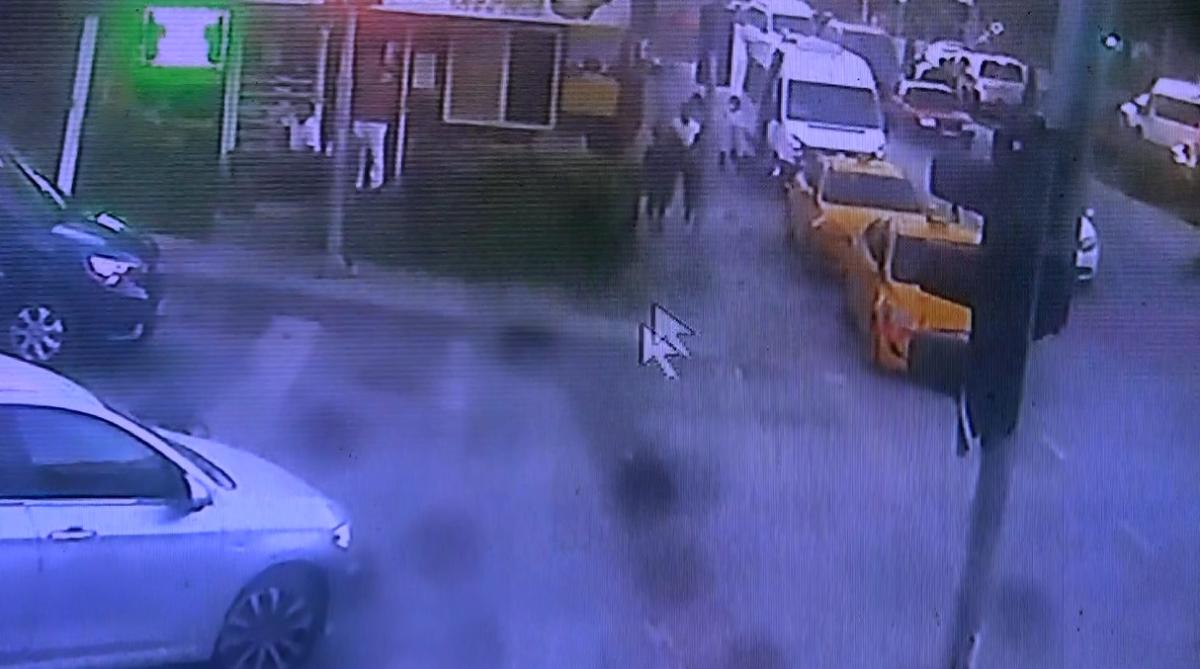 Sultangazi'de kaldırımda yürüyen genç kızlara taciz