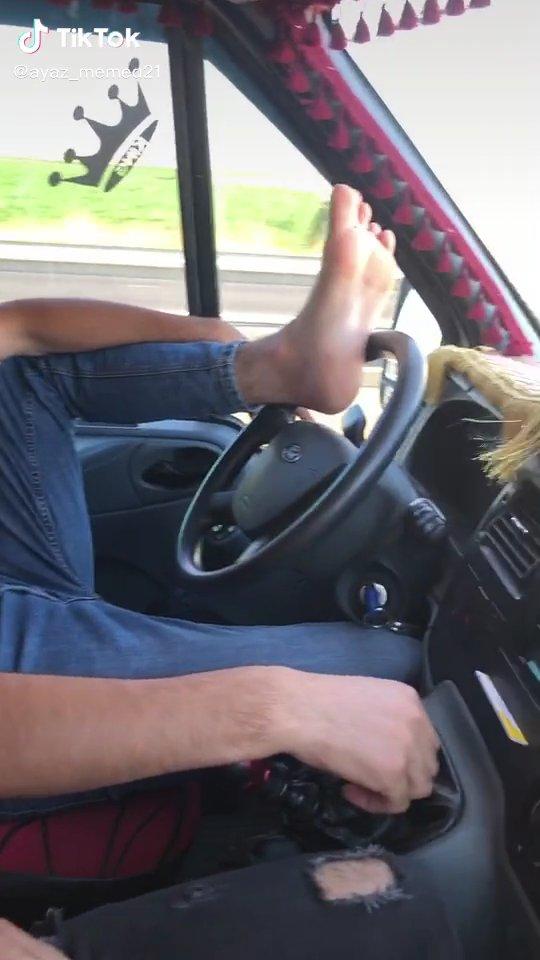 Ayağıyla kamyonet kullanan sürücü