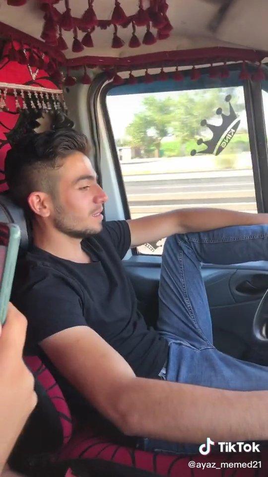 Ayağıyla kamyonet kullanan sürücü