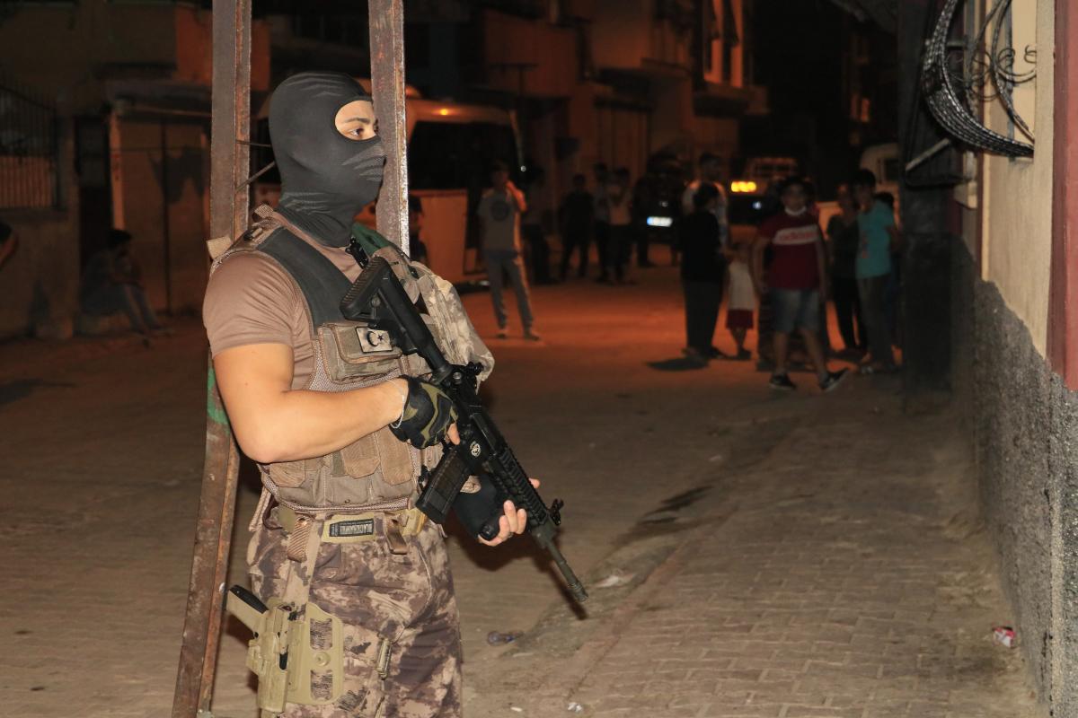 Adana'da evli bir kadını takip eden kişi dayak yedi