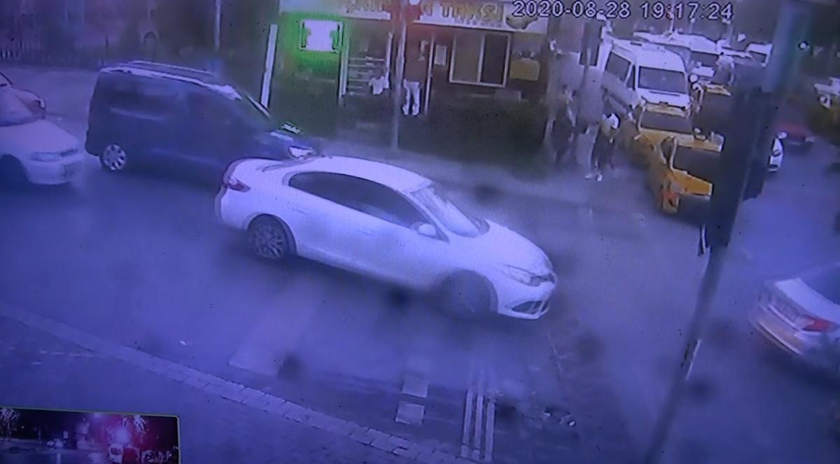 Sultangazi'de kaldırımda yürüyen genç kızlara taciz