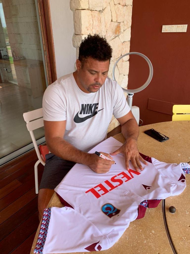 Brezilyalı Ronaldo, Trabzonspor formasıyla poz verdi