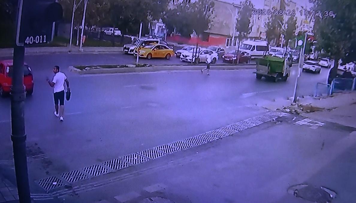 Sultangazi'de kaldırımda yürüyen genç kızlara taciz